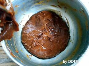 搅拌均匀，我做的时候气温特别低，冬天只有几度的时候，黄油凝固的快