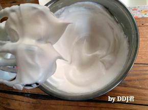 蛋清分三次加入白砂糖，打至硬性发泡。。这时烤箱180度预热