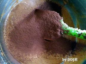 分三分之一的蛋白霜加入巧克力糊后，加入过筛的可可粉