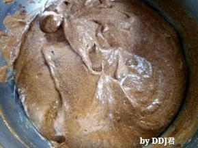 蛋白霜全放进巧克力糊内，翻拌均匀