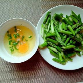 鸡蛋敲碗里，加入葱花和盐，芦笋切段。