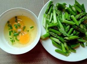 鸡蛋敲碗里，加入葱花和盐，芦笋切段。