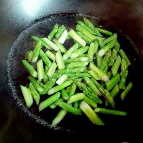 锅中加入清水烧开，滴几滴油，少许盐，倒入切好的芦笋，1-2分钟即可，捞出立即过冷水。