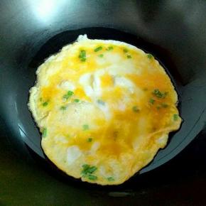 锅中加入油，油温7成时倒入蛋液，小火煎鸡蛋饼，再切小块。