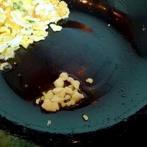 锅中加入蒜末炒香。