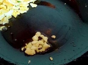 锅中加入蒜末炒香。