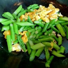 加入芦笋和煎好的鸡蛋，按自己的口味调味出锅。