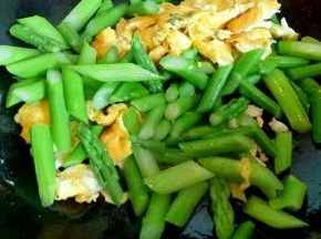 加入芦笋和煎好的鸡蛋，按自己的口味调味出锅。