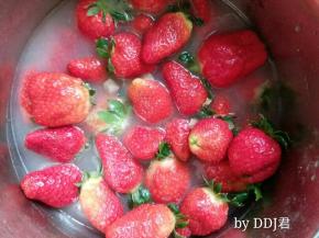 水里加少量面粉，把草莓放进去，用手轻轻晃动草莓，这样草莓上的杂质都会弄下来，再用清水洗干净
