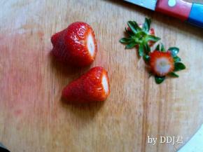 给草莓去尾巴