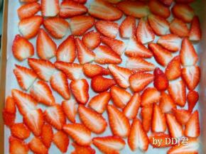 铺在油纸上，烤箱上下火100度烘烤