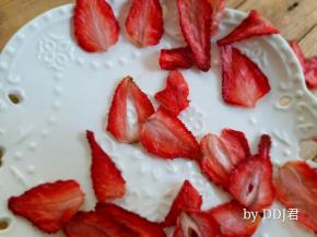 翻面后再烤20分钟后出炉，因为我的刀功很水，切的厚薄不均匀，所以薄的部分我就先拿出来了