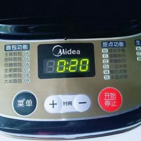 启动面包机自动和面20分钟。