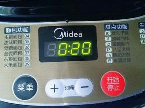 启动面包机自动和面20分钟。
