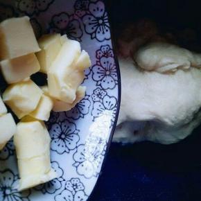 20分钟后面团处于扩展阶段，这时加入室温软的黄油，(黄油切小块室温软化)