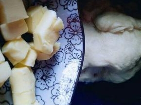 20分钟后面团处于扩展阶段，这时加入室温软的黄油，(黄油切小块室温软化)