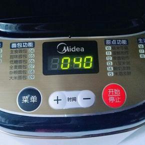 启动面包机揉面40分钟。