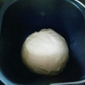 这时面团光滑，已经有手套膜，开启发酵功能。