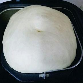 结束后面团发酵满桶，用手指摁一下，不回缩即为发酵完成。