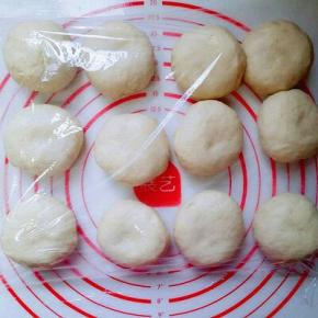 取出面团排气，分12份，每个约60g，盖上保鲜膜松弛10分钟。