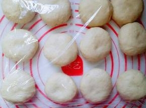取出面团排气，分12份，每个约60g，盖上保鲜膜松弛10分钟。
