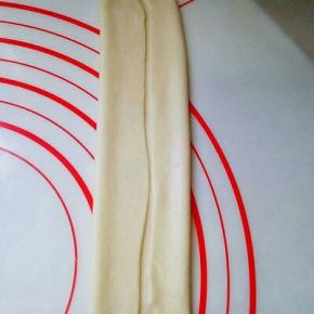 把两边对折，如图。