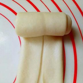 从上往下卷起来，依次做完。