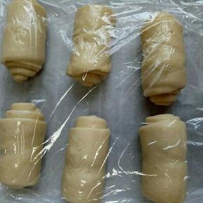 接口朝下，摆放在有油纸的烤盘中，相隔间隙，盖上保鲜膜放入烤箱进行二次发酵。天冷可以再烤盘下面放一碗开水。天热不用。