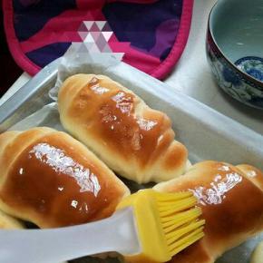 出炉后立即刷上一层玉米油，这样会更好的锁住面包的水份。