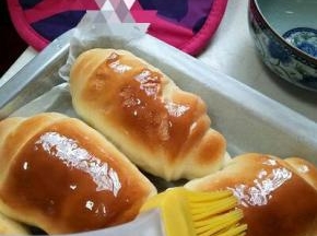 出炉后立即刷上一层玉米油，这样会更好的锁住面包的水份。