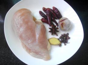 备好鸡胸肉和配料