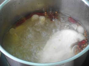 锅中加水，放入八角、姜片、料酒、一半的葱头干辣椒花椒，烧开煮出香味后放入鸡胸肉煮7-8分钟