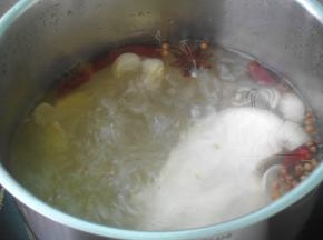 锅中加水，放入八角、姜片、料酒、一半的葱头干辣椒花椒，烧开煮出香味后放入鸡胸肉煮7-8分钟