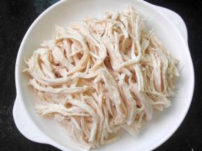 煮好后鸡肉捞出放凉，用手撕成小细条备用