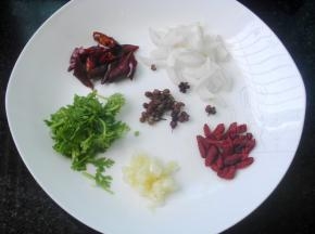 备好其余调料