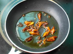 小锅中加油，加入干辣椒和花椒煸炒变色出香味后捞出，关火