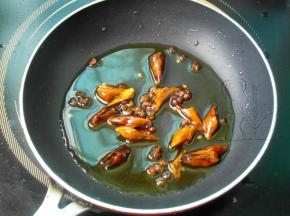 小锅中加油，加入干辣椒和花椒煸炒变色出香味后捞出，关火