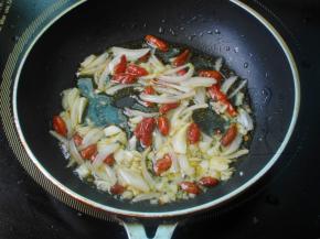 倒入葱头、蒜末、枸杞，用油的余温煸至断生