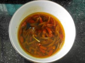 碗中加酱油、醋、白糖、盐，倒入麻辣油调成料汁