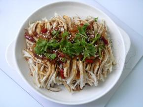 将料汁淋在鸡丝上，洒上白芝麻加点香菜，