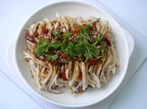 将料汁淋在鸡丝上，洒上白芝麻加点香菜，