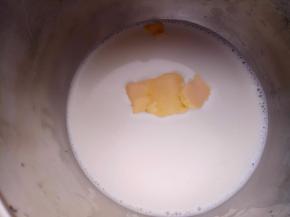 把牛奶，砂糖，黄油放入小盆里，隔水加热至融化拌匀离火。