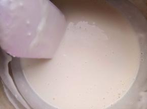 把混合好的粉类加入到液体里搅匀。
