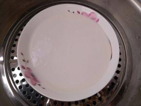 倒入一个浅盘里，上锅蒸15-20分钟左右，蒸熟。