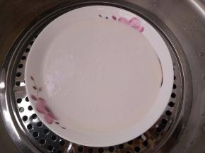 倒入一个浅盘里，上锅蒸15-20分钟左右，蒸熟。
