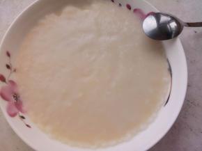 蒸熟取出用勺子刮成团包上保鲜膜放凉。冰皮就做好了（这个方子是9个阳晨和果子模具的量）