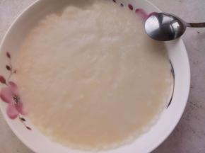 蒸熟取出用勺子刮成团包上保鲜膜放凉。冰皮就做好了（这个方子是9个阳晨和果子模具的量）