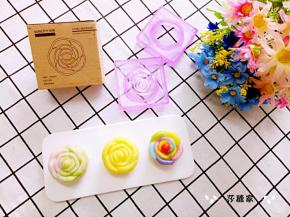 打开盖子，一个漂亮的冰皮月饼就做好了。