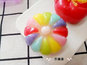 把模具盖子盖上，用手压一下。