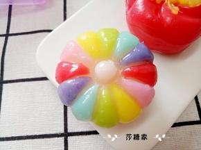 把模具盖子盖上，用手压一下。
